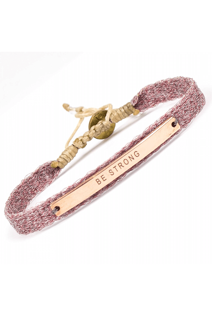 Rosa-armbaand-med-teksten-Be-Strong