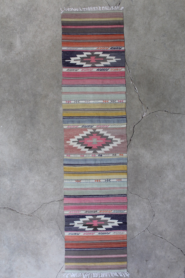 Smuk-kelimloeber-med-rosa-farver-str-54-x-241-cm