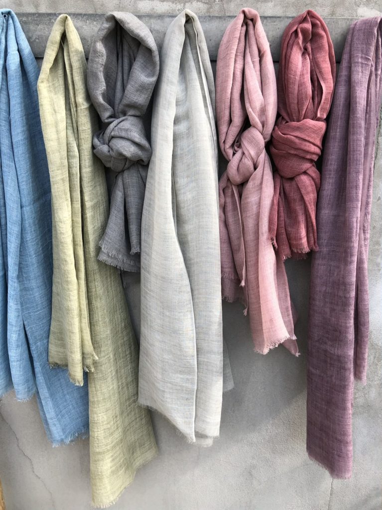 Duke Fjern sne Super lækkert tyndt lysegråt tørklæde - Køb tørklæde i uld for 399,-