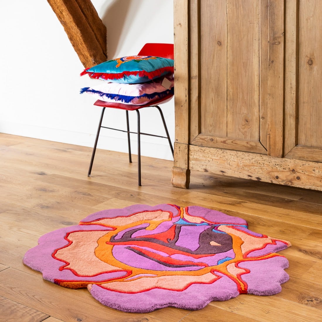 Køb runde tæpper i facon - en lilla rose. Se vores udvalg af tæpper!