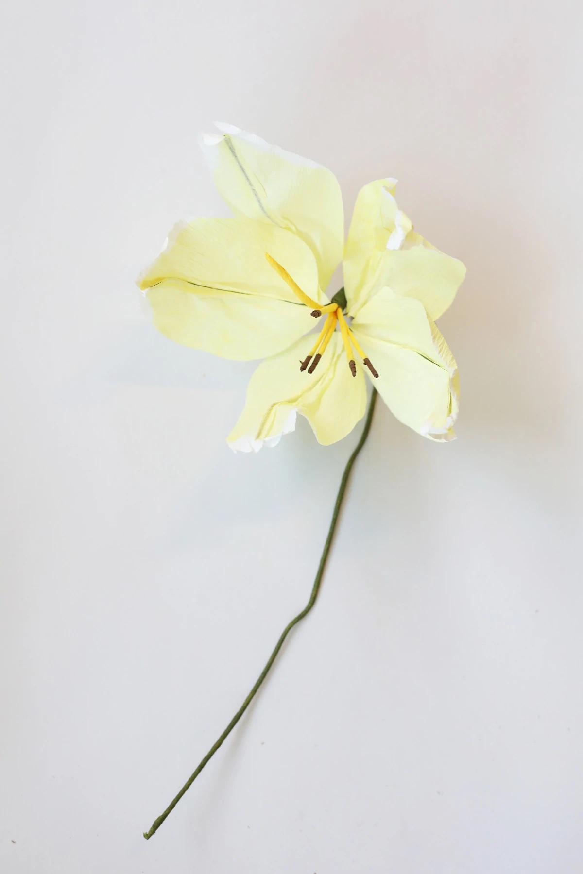 Paperflower-lily-studioabout-yellow-papirblomster