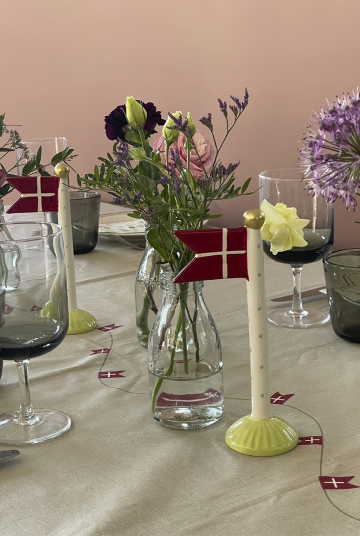 fødselsdagsbord-med-flag+blomster