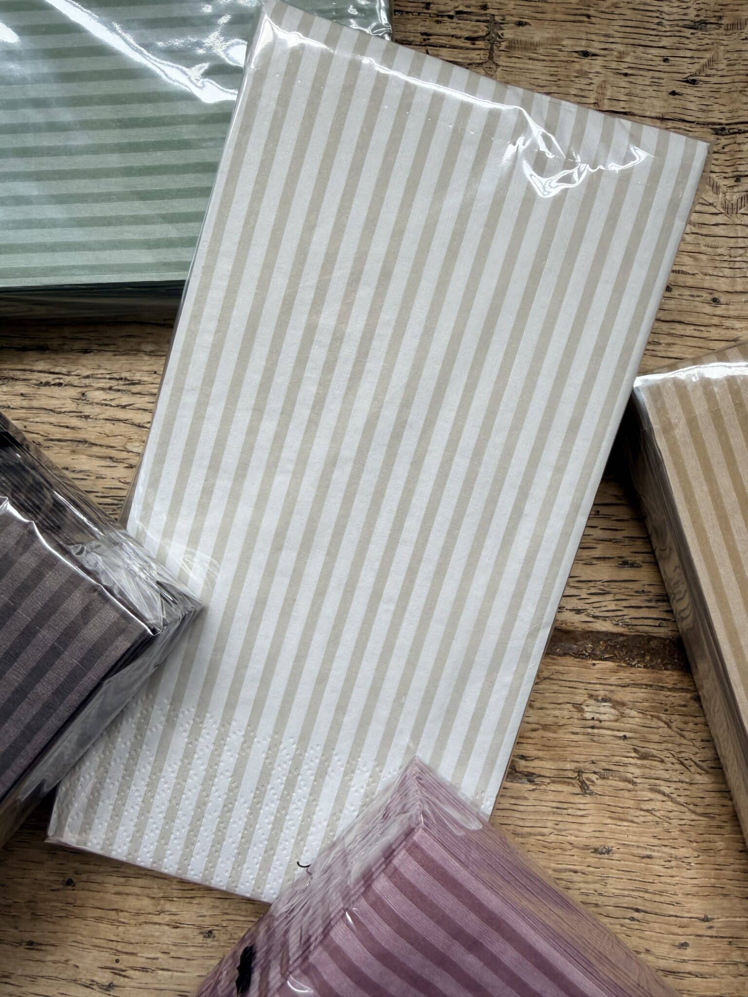 beige-servietter-striber