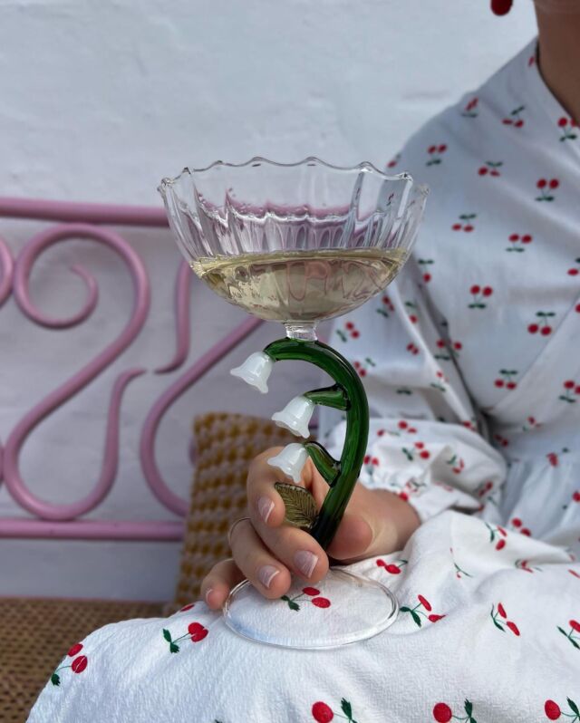 🥂 SKÅL! 🥂… for fredag og forår. De smukke champagneskåle er geniale til sommerens festligheder. Glassene har de fineste blomsterstilke i forskellige farver og designs - hvilket glas er mon din favorit? Find dem alle på hjemmesiden. #markwaldorf