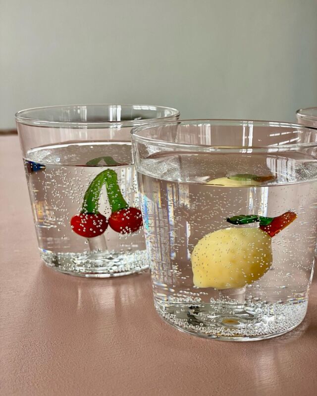 🍋 ENDELIG PÅ LAGER IGEN! 🍋 Okaaaay, vi er mange, der har ventet på det her - de smukke italienske drikkeglas er nemlig på lager igen. Skal du have sommerens smukkeste glas, så er det nu! Find de populære glas med citron, kirsebær, havskildpadde, søhest, jordbær, avocado og mange, mange flere på hjemmesiden. Pssst.. glasflaskerne med flodhest, fugl, grøn kaktus mf. er også på lager igen. Vi glæder os til at se dig på shoppen. P.S. De anbefales at vaskes i opvaskemaskinen - så dejligt og nemt! #markwaldorf #drikkeglas