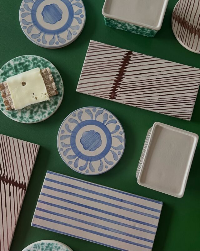 🍽️SÅ ER DER SERVERET🍽️
Er du også vild med smukt keramik, så se lige de her fine fine serveringsbrætter og krukker med låg. De flotte håndmalede mønstre tilføjer en masse charme til din madanretning og borddækning. Du kan både bruge dem til, når du får gæster og når du har lyst til lidt hverdags luksus. Find dem på hjemmesiden. #markwaldorf #markogwaldorf #markandwaldorf #servering #serveringsbræt #smørbrik