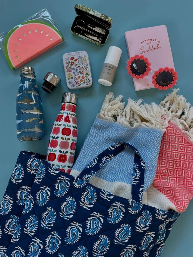 🏖️ STRANDTASKEN ER PAKKET - ER DIN? 🏖️ Sol, strand og sommer venter - men hvad skal egentlig med på strandtur? Vi pakker altid Hammam håndklæder, solbriller, solcreme, kortspil og vandflasker, som kan holde vandet koldt på hele turen - de er uundværlige! På hjemmesiden kan du finde de smukkeste store tasker, drikkedunke, hammam håndklæder og meget andet, som vil gøre din strandtur lidt bedre. #markwaldorf #strand #sommer #strandtaske
