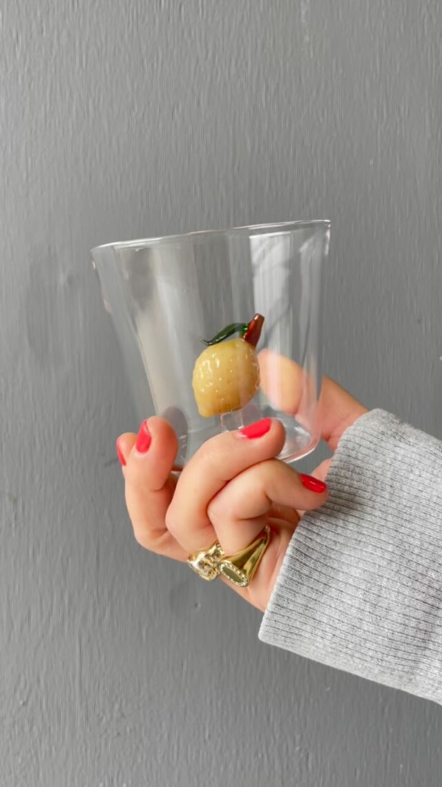 🍋ITALIENSKE GLAS🍋
Vi har fået fyldt lageret op igen, med de flotte glas fra Italien. Der er blandt andet kommet de populære citronglas, samt mange andre. 

Mange spørger os, “Hvordan vasker man dem op?” 
Vi anbefaler faktisk, at man opvasker dem i opvaskemaskinen og sørger for, at de IKKE bliver placeret over en “pind” i kurvestativet, inde i opvaskemaskinen. 
Vi har et kæmpe udvalg af de smukke glas - find dem hos MARK&WALDORF. #markwaldorf #markogwaldorf #markandwaldorf #italienskeglas #drikkeglas #glas #ichendorf #ichendorfmilano #ichendorfglasses #borddækning #sommerborddækning